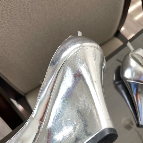 Gucci Open Metallic Silver Toe Wedge - Picture 5 of 10